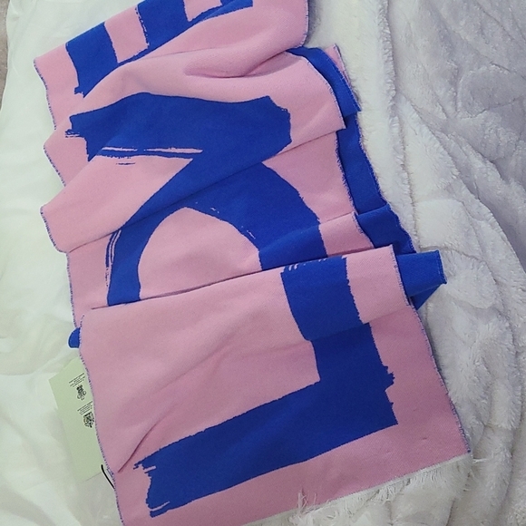 Burberry Love Scarf Authentic NWT - Picture 6 of 9